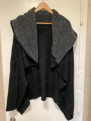 Schwarzer Pulli Strickjacke überkreuzt zum Knöpfen mit grauer Kapuze