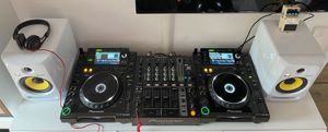 Pioneer DJ Set mit CDJ 2000, DJM 700, KRK RP6 G3, Boss DD7, Beats