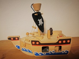 Piratenschiff mit Holzfiguren 