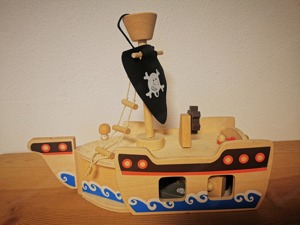 Piratenschiff mit Holzfiguren