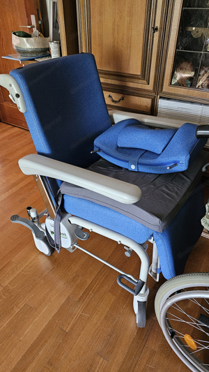 Pflegestuhl Rollstuhl für den Innenbereich