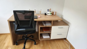 Neuer Schreibtisch samt Drehstuhl