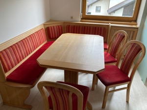 Eckbank mit ausziehbarem Tisch und drei Stühlen