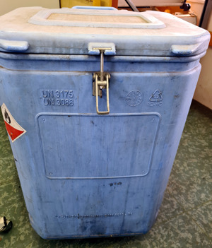 Kunstoffbehälter Abfallbehälter mit Deckel und Rädern.