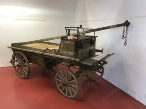 sehr alter Holzwagen, Pferdegespann, Leiterwagen