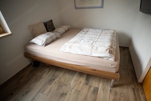 Bett mit Matratze und Lattenrost