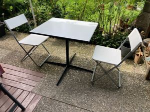 Stabiler Tisch mit zwei Stühlen
