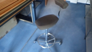 STEHPULT "Aktion Office" Herman Miller mit Stuhl "Perch" Bild 5