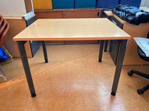 Bürotische mit stabilem Unterbau und Tischschrank auf selber Höhe