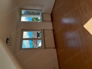 Ruhige, helle Dreizimmerwohnung mit Balkon und gratis Garagenplatz an Nichtraucher zu vermieten Bild 3