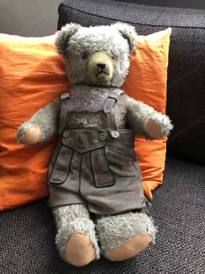 Für Kenner: alter Steiff-Teddybär mit Lederhose