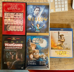 4 DVDs und eine Blu-ray Disc