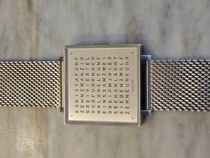 QLOCKTWO Armbanduhr in Edelstahl Bild 2