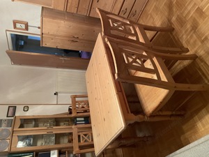 Rustikaler Esstisch aus Vollholz mit vier Stühlen   Zeitloses Design für Ihr Zuhause