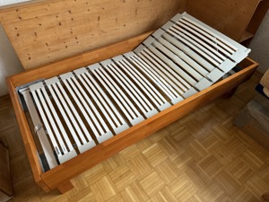 Einzelbett aus massivem Holz mit verstellbarem Marken-Lattenrost für Komfort und guten Schlaf