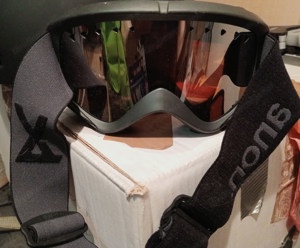 Snowboardhelm und -brille