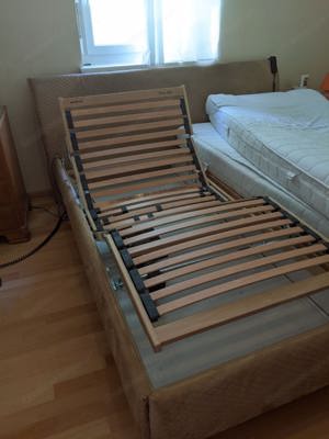 Bett mit motorisierten Lattenrost