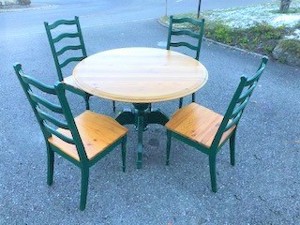 Runder Esstisch mit Stühlen