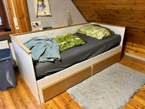 Bett mit Schubladen und ausziehbaren Zweitbett