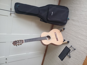 Akkustikgitarre inkl. Tasche, Fussbank und Holzständer