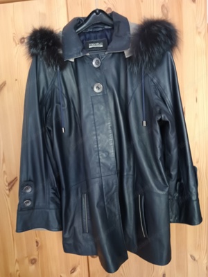 Lederjacke mit Kapuze 