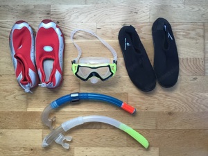 Taucherbrille, Schnorchel,  Badeschuhe, Schwimmnudel mit Verbindungsstück