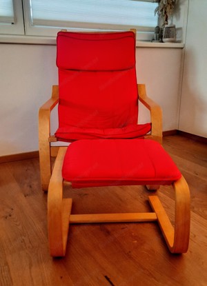 IKEA POÄNG Sessel und Hocker, rot Bild 4