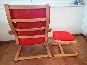 IKEA POÄNG Sessel und Hocker, rot Bild 5