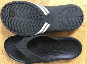 Crocs Flipflops schwarz mit weiße Streifen Bild 2