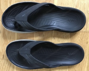 Crocs Flipflops schwarz mit weiße Streifen