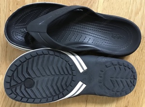 Crocs Flipflops schwarz mit weiße Streifen Bild 3