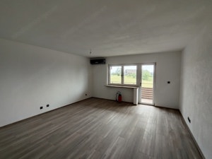 Vermiete Schöne 3 1 2 Zimmer Wohnung neu renoviert in schönen ruhiger Lage Bild 3