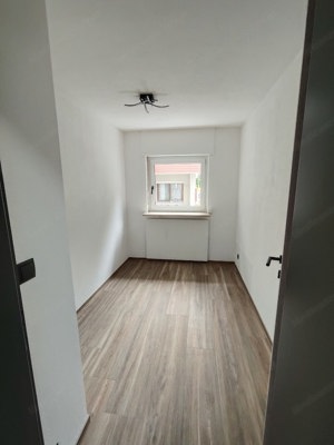 Vermiete Schöne 3 1 2 Zimmer Wohnung neu renoviert in schönen ruhiger Lage Bild 4