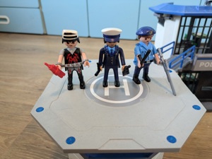 Playmobil Polizei Kommandozentrale mit Gefängnis Bild 2