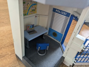 Playmobil Polizei Kommandozentrale mit Gefängnis Bild 6