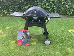 Weber Gasgrill mit zusätzlicher Gussplatte