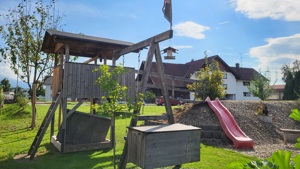 Spielhaus mit Sandkasten, Schauckel und Rutsche Bild 1