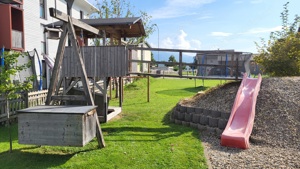 Spielhaus mit Sandkasten, Schauckel und Rutsche Bild 4