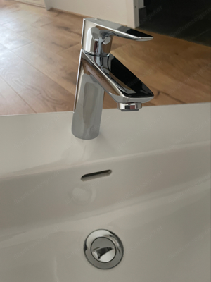 Waschbecken mit Wasserhahn Bild 2