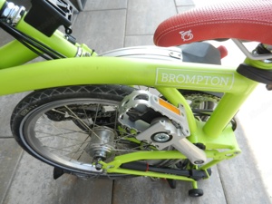 2 Stück Brompton Klappfahrräder in den Farben Türkis und Limegreen, ideal für Camper, Pendler etc. Bild 4