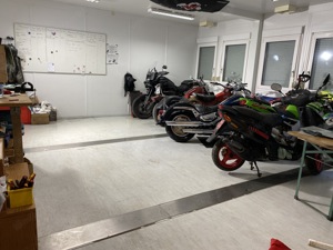 Motorrad Einstellplätze mit Reparaturmöglichkeit