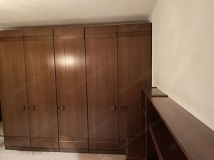 Schön furnierter Kleiderschrank