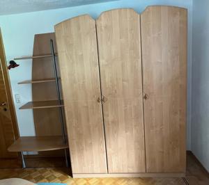 Schrank mit Regalanbau offen