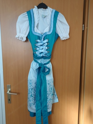 Dirndl und Bluse 