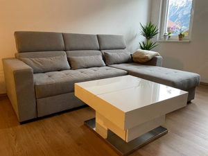 Moderner Couchtisch in weißer Lackoptik