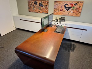 Büroausstattung: Sideboard mit Schreibtisch