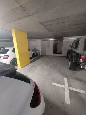 Vermiete hinteren Teil eines Doppel-Tiefgaragenplatzes Bild 2
