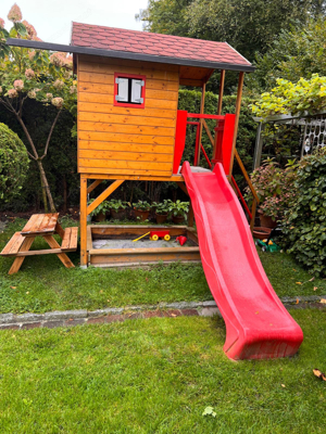 Spielhaus mit Sandkasten