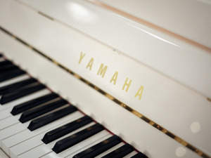 Yamaha b1, weiß poliert*Neuwertiges junges Gebrauchtklavier* Kostenlose Lieferung(*)