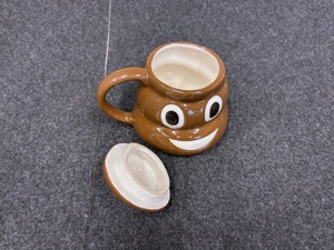 Emoji Poo Kackhaufen Tasse Becher Mug mit Deckel (NEU) Bild 2